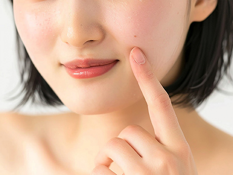 赤みの自然にカバーの女性写真